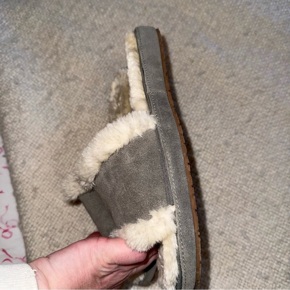 LIKE NEW Minnetonka Grey Sheepskin Suede Slides 9 - Picture 7 of 7